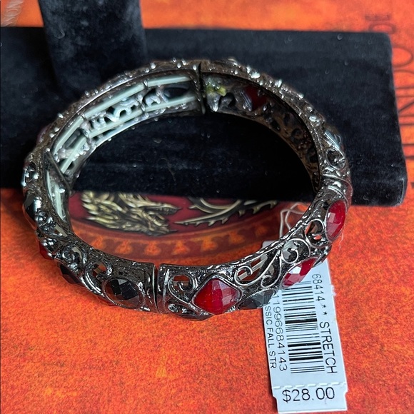 1928 Red and Black Filigree Bracelet - Picture 4 of 9
